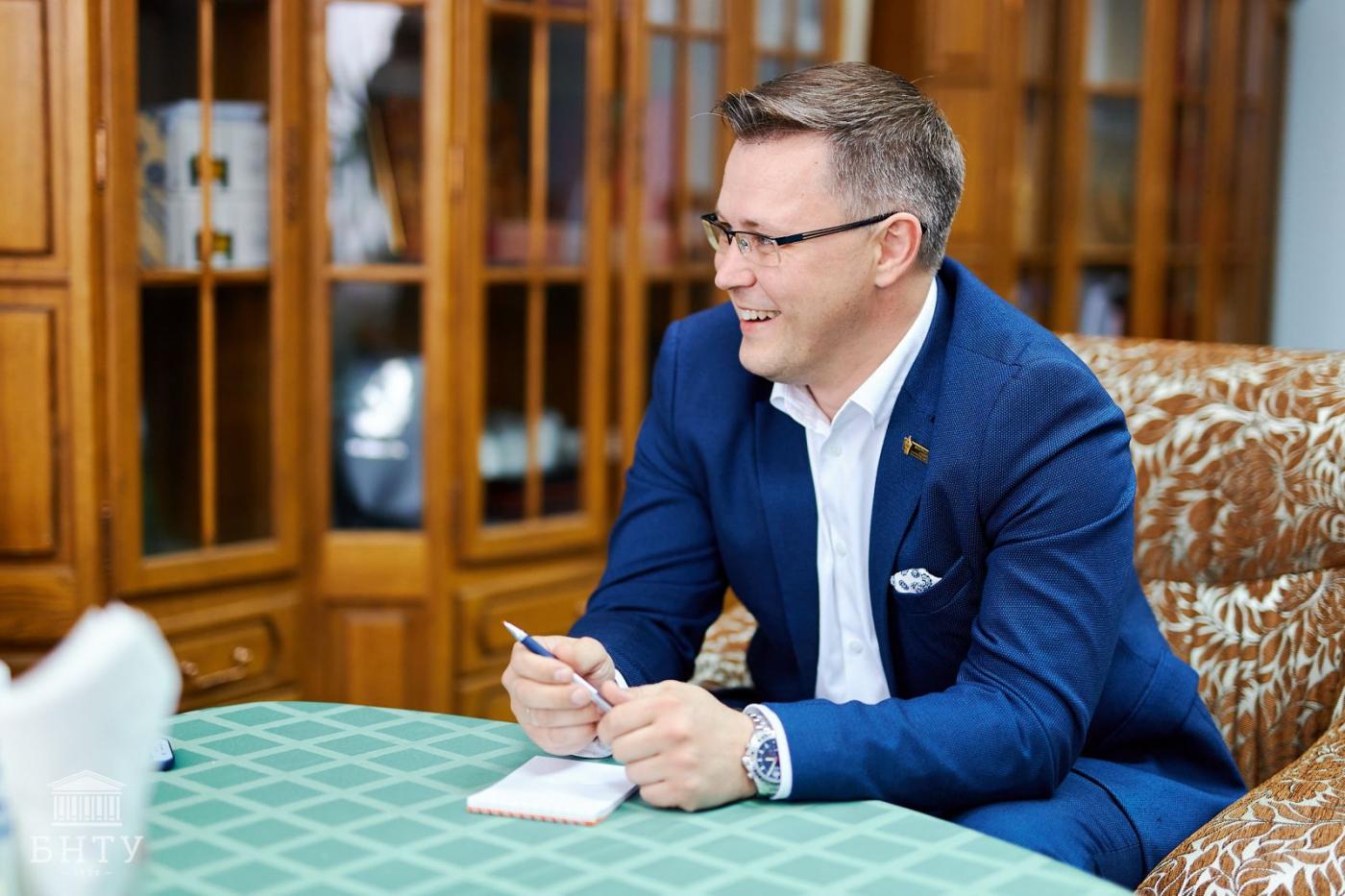 «Иногда впору доставать университетские конспекты». Интервью с политобозревателем и выпускником БНТУ Андреем Кривошеевым